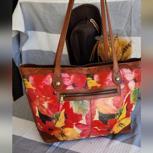 Splatter a garden of beauty upon your favorite Patricia Nash™ Straw Viotti Tote. - Picture 4 of 11